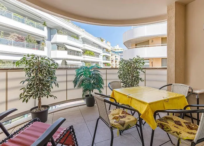 Апартаменты Old - Center 2 Bedroom Modern Place Антиб
